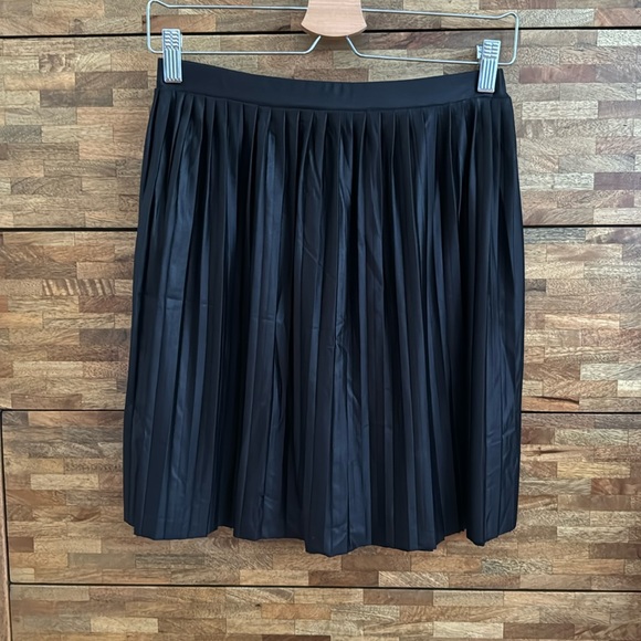 Basic black pleated skirt - Picture 1 of 5